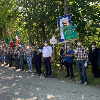 Il Vessillo della Sezione ANA di Asti con il labaro del Comune di Cassinasco