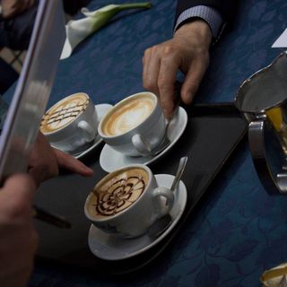Questa sera bar e ristoranti con luci accese e serrande alzate: è il flash mob di protesta contro il Governo
