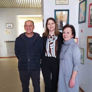 Il sindaco Anna Macchia con due degli addetti occupati nel 2023 con i cantieri di lavoro