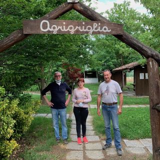 Carlo Bigatti con i figli Simona e Guglielmo, titolari dell’agrimacelleria e dell’agriturismo a Incisa Scapaccino