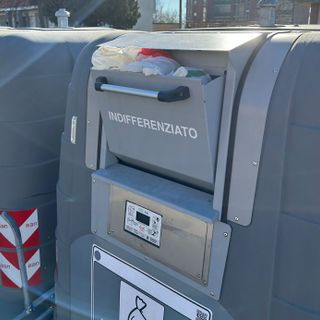 Decoro urbano: in via Ecclesia i bidoni non bastano per le esigenze dei residenti
