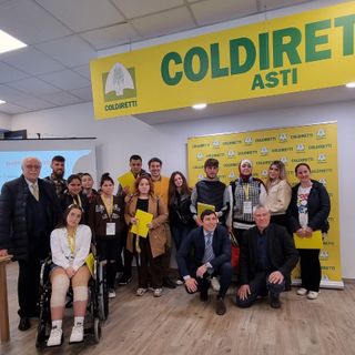 Il professor Calabrese e i vertici di Coldiretti Asti con gli studenti del Castigliano Il professor Calabrese e i vertici di Coldiretti Asti con gli studenti del Castigliano