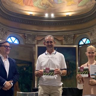 Roberto Cerrato, direttore, e Gianfranco Comaschi, presidente dell’Associazione per il Patrimonio dei Paesaggi Vitivinicoli consegnano il cofanetto Memoria e Tradizioni delle Vigne a Laura Capra Presidente della Fondazione Cesare Pavese e sindaco di Santo Stefano Belbo