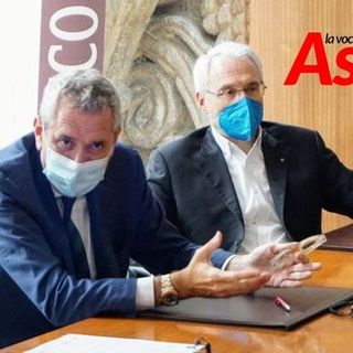 Il presidente di Slala, avvocato Cesare Rossini (a sinistra), ritratto con il dirigente scolastico dell'Artom - foto d'archivio