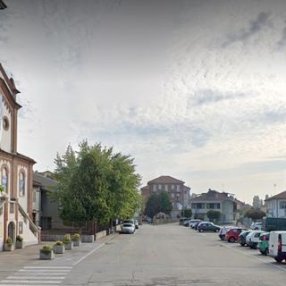 Donna rapinata da due sconosciuti mentre parcheggia l’auto, indaga la Polizia
