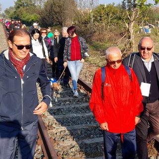 Due immagini della passeggiata sui binari