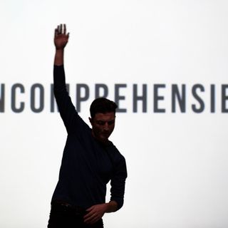 Jacopo Jenna ritratto in un'immagine di scena (ph. Ilaria Costanzo)