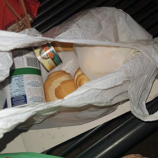 Schiaffo alla povertà: cibo della mensa sociale abbandonato in un parco