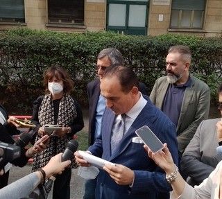 Il presidente della Regione Piemonte Alberto Cirio attorniato da giornalisti