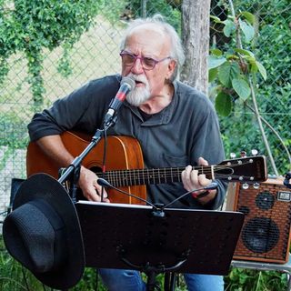 Claudio Bondioli (immagine tratta dalla pagina Facebook del cantautore)