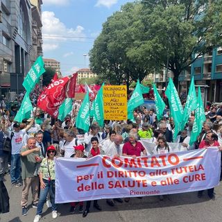Marcia della Salute, manifestanti sotto la Regione: &quot;La Sanità pubblica non si vende&quot;
