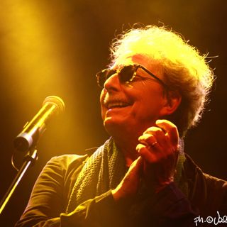 Fabio Concato ritratto durante alcuni concerti