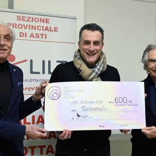 Due immagini (la seconda a fine articolo) inerenti la consegna dell'assegno alla LILT - Ph. Roberto Signorini