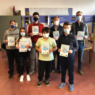 Consegna libri sull'educazione digitale agli studenti di Moncalvo