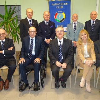 Il Consiglio Direttivo 2024/2025 Panathlon Club Asti presieduto da Mauro Gandolfo (seduto al centro). Alla Sua dx il V.Presidente Vincenzo Soverino ed il Consigliere Carlo Bosticco. Alla sx del Presidente i Consiglieri Lavinia Saracco e Pierangelo Binello. In piedi da sx l'altro V.Presidente Giovanni Turello, il Past President Ezio Mosso, il Segretario Paolo Artusio Icardi ed il Tesoriere Gianmaria Piacenza.
