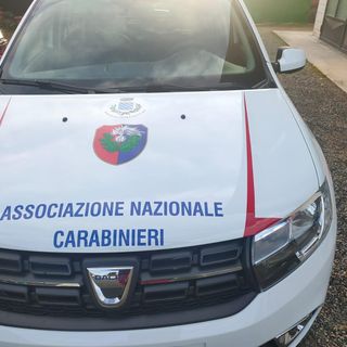 Un mezzo dell'Associazione Nazionale Carabinieri, nello specifico la sezione di Costigliole d'Asti