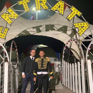 Marcello Coppo con un inserviente del circo Medini