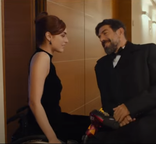 Miriam Leone e Pierfrancesco Favino in un'immagine di scena di &quot;Corro da te&quot;