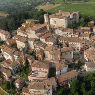Una suggestiva immagine aerea di Costigliole d'Asti