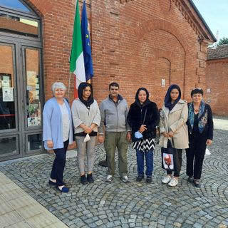La famiglia Sultani con le maestre Raffaella Rozzo e Laura Basso