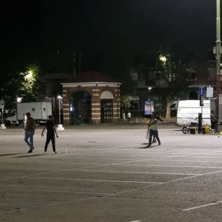 Gli stalli di piazza del Palio alla sera diventano un campo da cricket [FOTO E VIDEO]