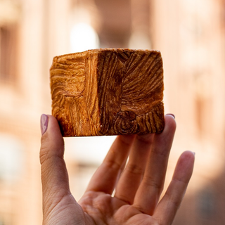 La nuova tendenza della colazione astigiana è il croissant al cubo