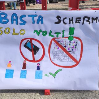 Uno dei cartelli esposti nell'ambito della manifestazione costigliolese anti DAD