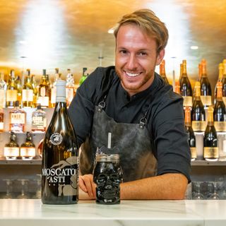 Giorgio Facchinetti in posa con il nuovo cocktail a base di Moscato d'Asti