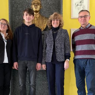 Davide Petrini con la dirigente scolastica Cristina Trotta e i docenti Oriana Banchini e Giovanni Bosco