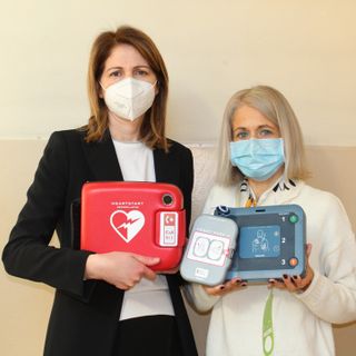 Sindaca di Villafranca d'Asti e dirigente scolastica con il defibrillatore donato dal Comune