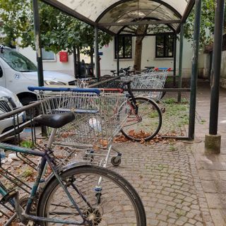 Alcune immagini del degrado che affligge la zona della stazione