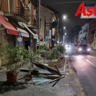 Immagini del dehor abbattuto ieri sera in corso Casale