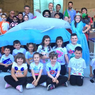 &quot;Nasce&quot; un delfino a Vigliano. Costruito da bambini è stato presentato durante la festa di fine anno
