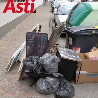 Storie di ordinaria inciviltà: discarica a cielo aperto in corso Alessandria