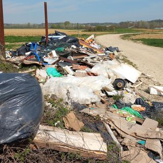 Una discarica a cielo aperto a pochi passi dall'argine del Tanaro