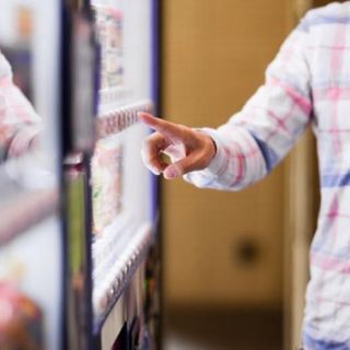 Dei distributori automatici non si butta nulla: anche le &quot;macchinette&quot; aiutano il Banco Alimentare