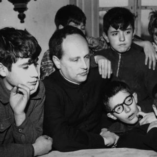 Don Milani con alcuni dei suoi studenti