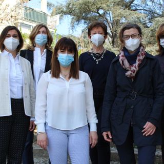 Sei donne medico (Muccioli, in primo piano, e da sinistra Timon, Amerio, Gai, Saracco, Penna) impegnate nell'A.I.D.M. astigiana