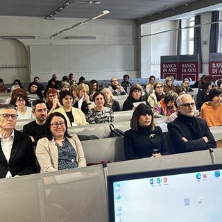 La dottoressa Gentile (seduta a fianco del presidente Sacco) ritratta durante un precedente convegno nell'Aula Magna dell'Università
