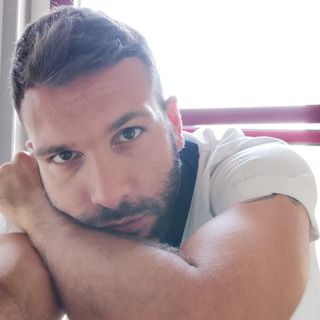 Emanuele, infermiere contagiato racconta il suo dolore:&quot;A chi dico grazie per ritrovarmi chiuso in casa mentre so che là, nel mio reparto, nel mio ospedale, c'è la guerra?&quot;