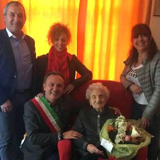Un'immagine di un anno fa: Erminia Bianchini accoglie la visita del sindaco Ezio Cardinale e degli amministratori dianesi