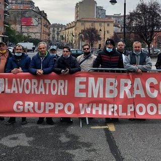 Una delle ultime manifestazioni dei lavoratori Embraco, in attesa della visita del Capo dello Stato Sergio Mattarella