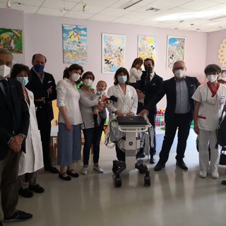 Nelle immagini la consegna dell'ecografo in reparto, presenti la famiglia Morello-Longo, il personale della Pediatria con la dottoressa Paola Gianino, la direttrice dell'ospedale, dottoressa Tiziana Ferraris, il direttore generale dell'Asl At Flavio Boraso