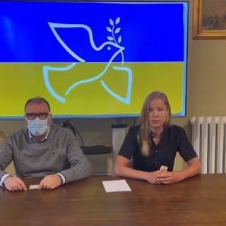Elena Novikova con il sindaco di Costigliole d'Asti Enrico Alessandro Cavallero