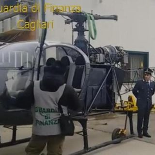 L'immagine, fornita dalla Guardia di Finanza di Cagliari, del sequestro dell'elicottero