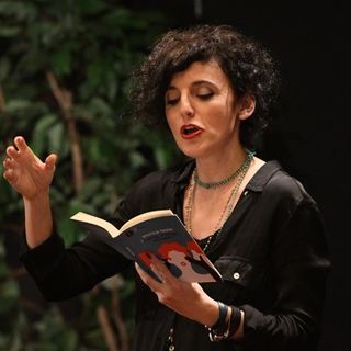 Enrica Tesio ritratta in un immagine di scena