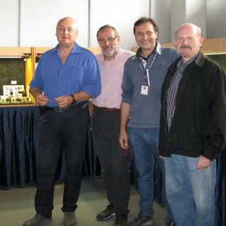 Massimo Tomalino e il paleontologo astigiano Piero Damarco in fiera con Daniele Respino (a sinistra) e Roberto Appiani, fotografo specialistico di fama internazionale.