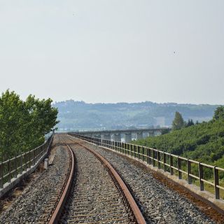 Un tratto di linea ferroviaria Asti-Alba