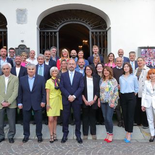 I 32 componenti con Maurizio Rasero fuori dal Comune