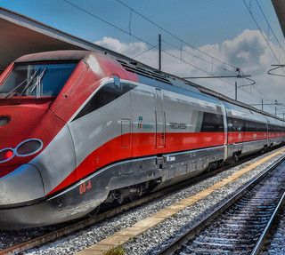 Il Governo fa dietrofront sui treni: Speranza ripristina l'obbligo del distanziamento sui convogli